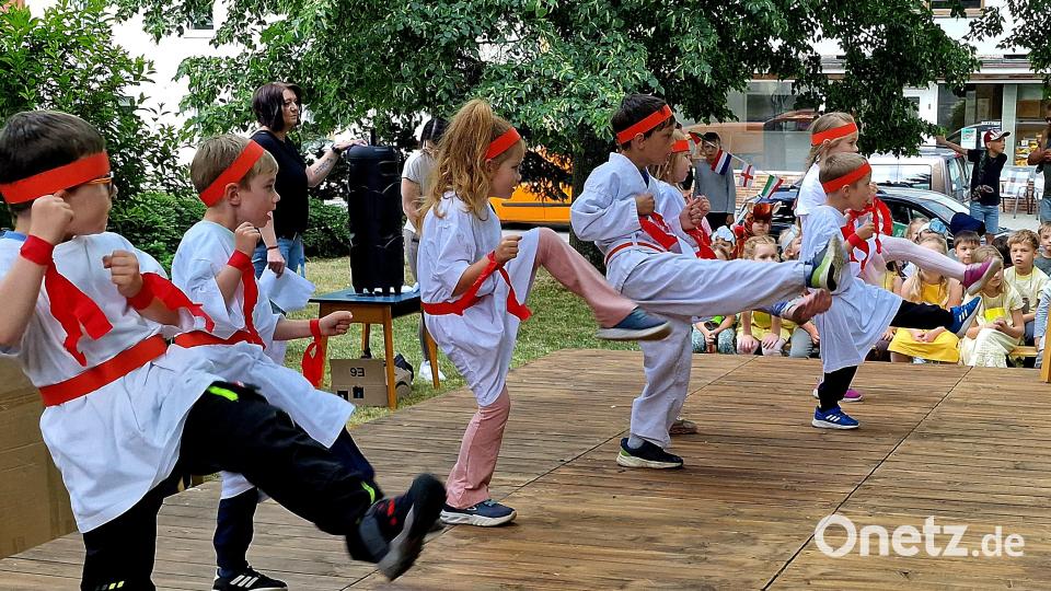 Ein Tanz aus Asien, aus Japan mit dem Kung fu fighting. In Japan wird die Selbstverteidigungkunst geübt, das machten sie nach., beim Selbstverteidungsspiel. Bild: R. Kreuzer