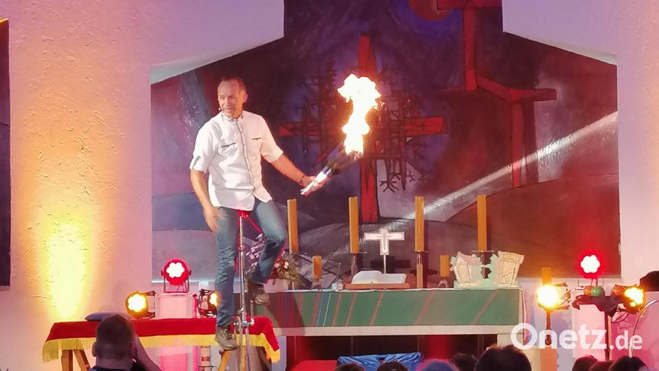 Beim Pfarr- und Kindergartenfest in St. Markus sorgt auch eine Zaubershow für Begeisterung bei Groß und Klein. Bild: Dominic Naujoks/exb