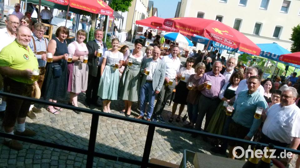 Nach dem Bieranstich rief Bürgermeister Marcus Gradl (2. von rechts) zum Rundgang über den Bauernmarkt auf. Bild: rn