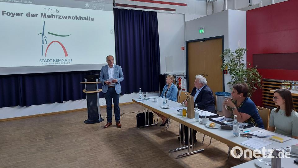 Bürgermeister Roman Schäffler (links) begrüßt die Anwesenden und stellt die Stadt Kemnath vor. Dabei waren (von links): Stefanie Baier (Seniorenbeauftragte Stadt Kemnath), Peter Gold (Kreisseniorenbeauftragter), Anja Dubrowski (Mitarbeiterin in der Seniorenfachstelle) und Judith Sollfrank (Sozialamtsleiterin). Bild: Tobias Gabel/Seniorenfachstelle/exb