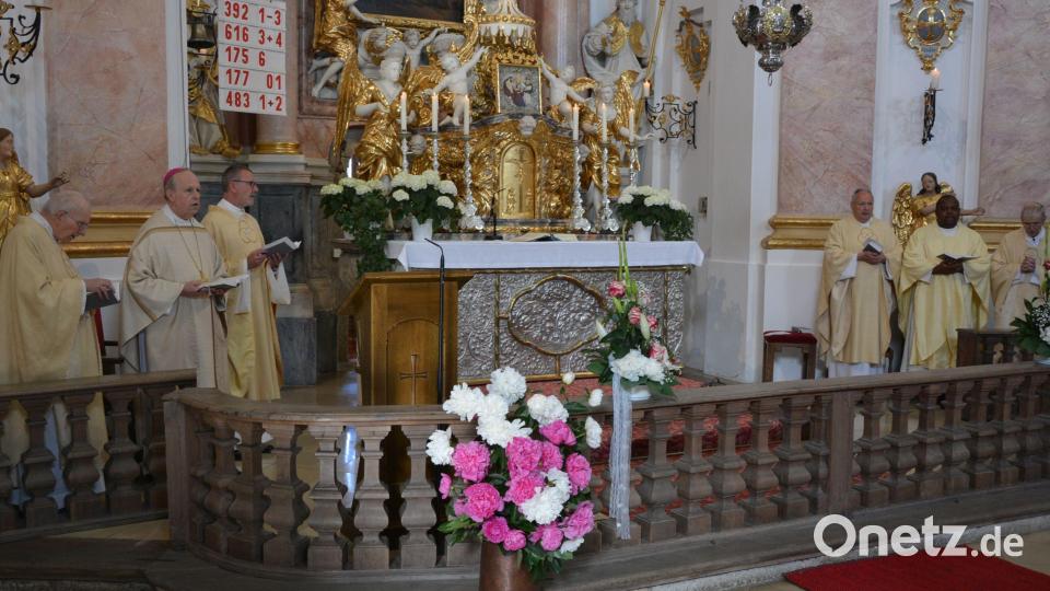 Sechs Priester feierten in der Kapplkirche den Festgottesdienst. Mit dabei (von links) Pater Friedhelm Czinczoll, Weihbischof Reinhard Pappenberger und Kapplpfarrer Dr. Thomas Vogl, sowie von (rechts) Pfarrer Hans Riedl, Pfarrvikar Gerald Obumneke Nwenyi und Regionaldekan Georg Flierl. Bild: jr