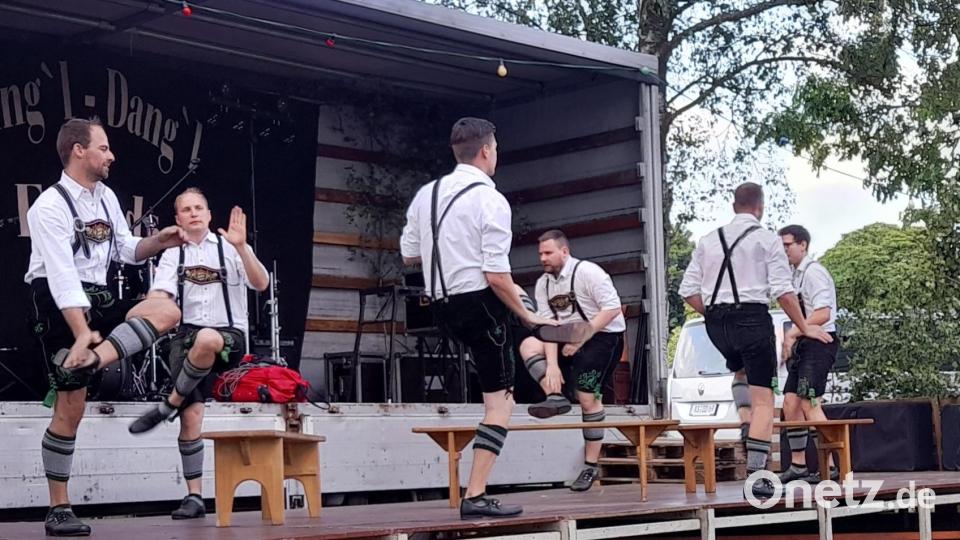 Mit Platteleinlagen würzten die Schwarzenbacher Schenkelzinterer die Feier zu ihrem zehnjährigen Jubiläum. Bild: myd