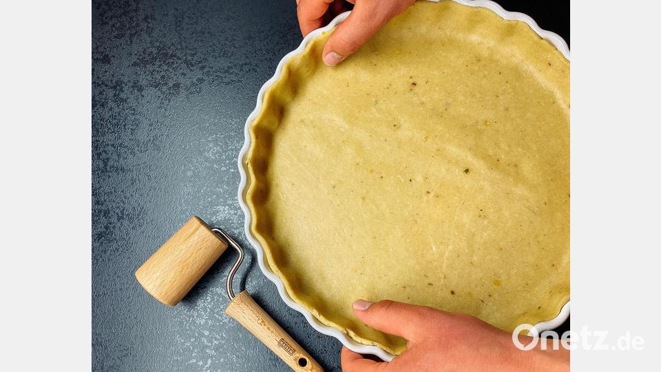 Der Teig wird in (die) Form gebracht. Bild: Judith Zeitler, AELF Tirschenreuth-Weiden