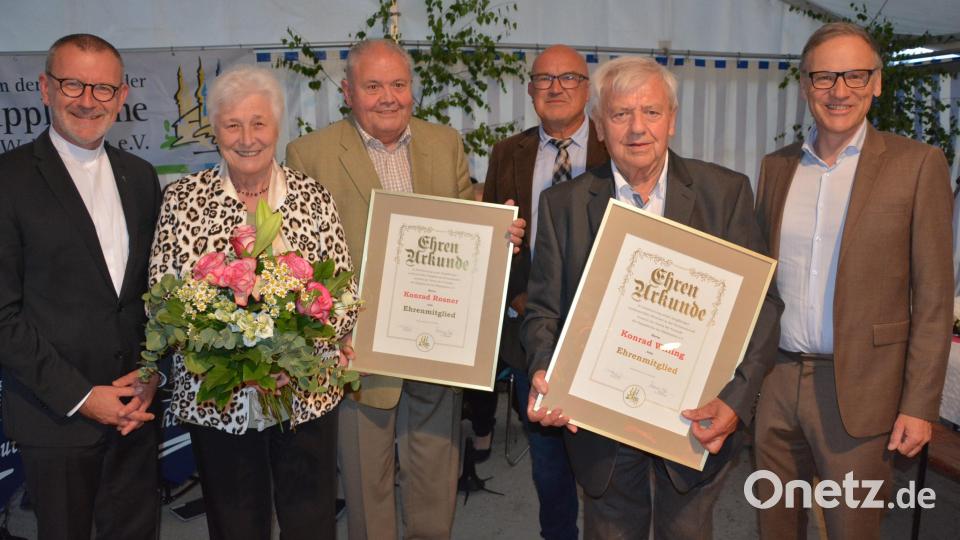 Zwei neue Ehrenmitglieder hat der Förderverein „Freunde der Kappl“ ernannt. Im Bild (von links) Kapplpfarrer Dr. Thomas Vogl, Veronika und Konrad Rosner, Vorsitzender Bernd Lux, Konrad Wifling und Bürgermeister Bernd Sommer. Bild: jr