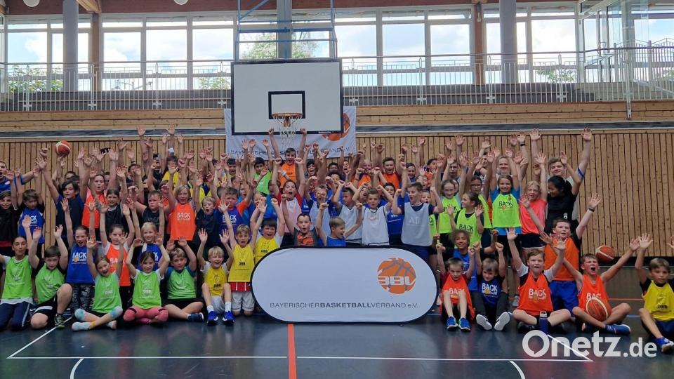 Mit Begeisterung dabei: Die Kinder der vier Grundschulen. Bild: Stefan Merkl/exb