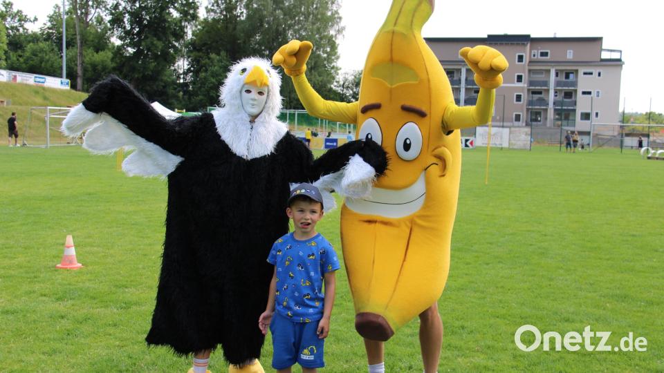 Für Spaß sorgten auch Bananenflanke-Maskottchen "Mani Ballnani" (Ben Kippes) und erstmals der DJK-Fördervereinsvogel (Paul Kippes) Bild: prh
