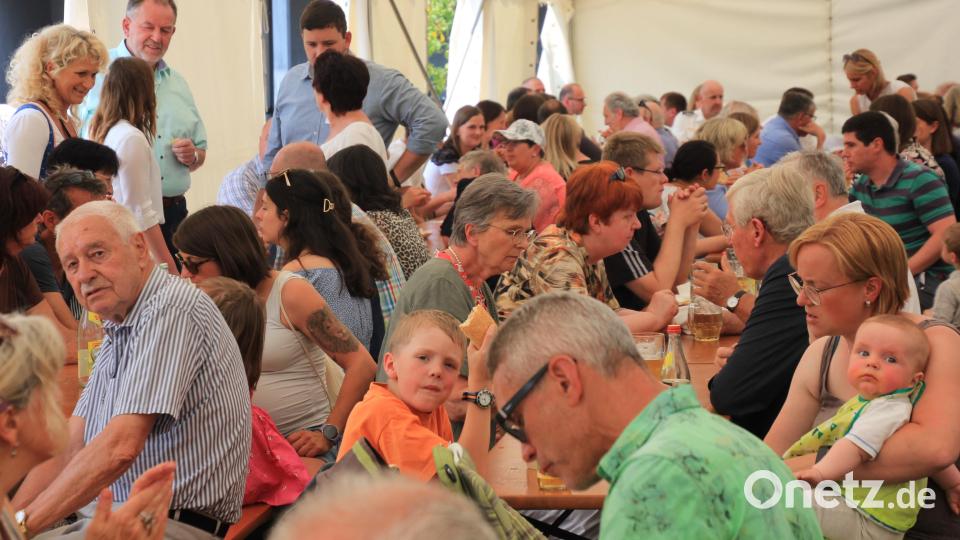 Viele Besucher nehmen im Festzelt Platz. Bild: kro