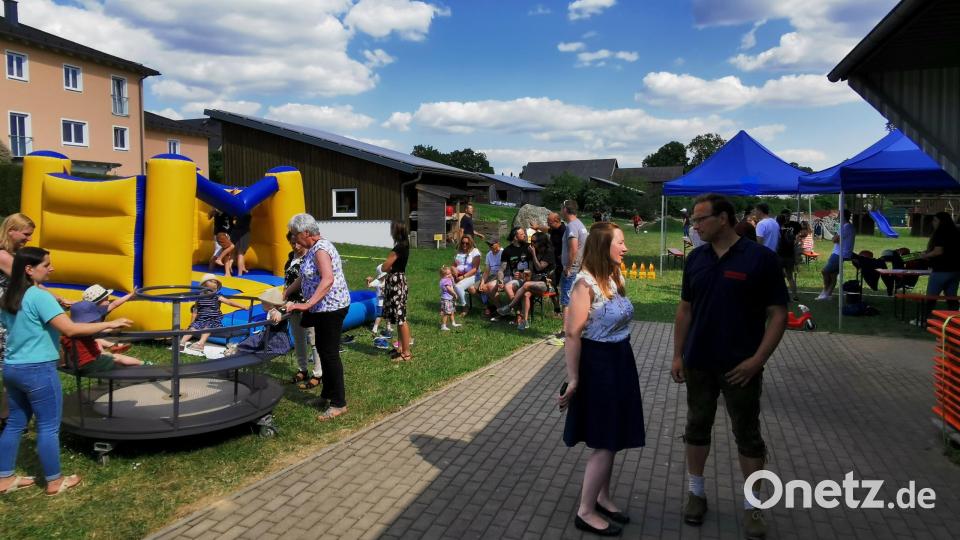 Für die kleinsten Besucher war einiges geboten. Neben einer Hüpfburg sorgten u.a. die Mitglieder der Jugendfeuerwehr für die Kinderbelustigung. Bild: mde