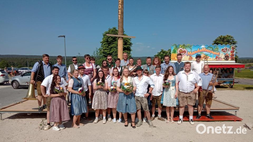 Sieben Paare tanzen zur Musik der Werkvolkkapelle Schlicht in Axtheid-Berg den Kirwabaum aus. Bild: Astrid Freitag