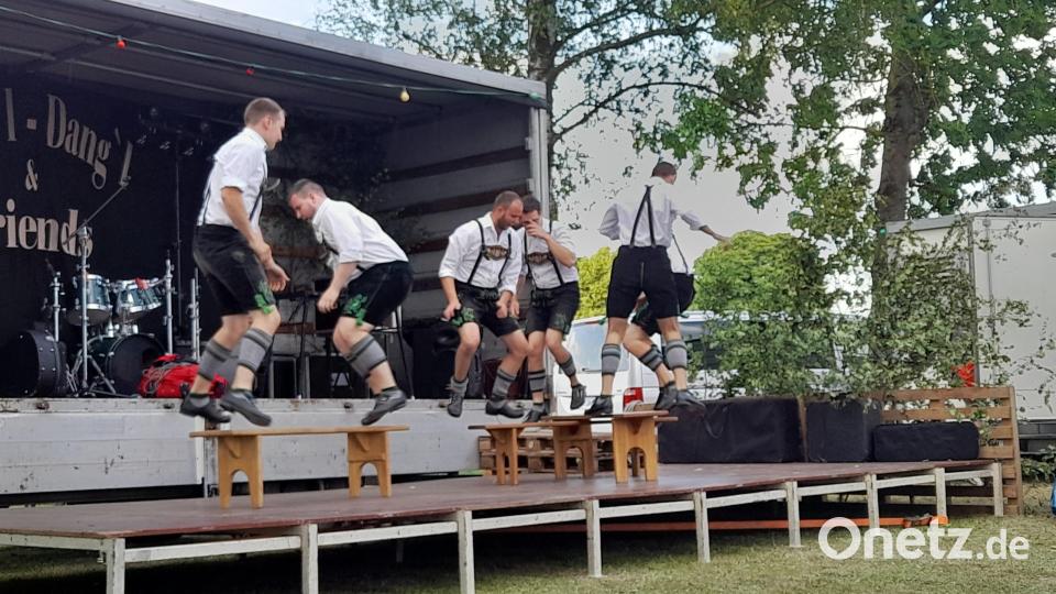 Mit Platteleinlagen würzten die Schwarzenbacher Schenkelzinterer die Feier zu ihrem 10jährigen Jubiläum. Bild: myd