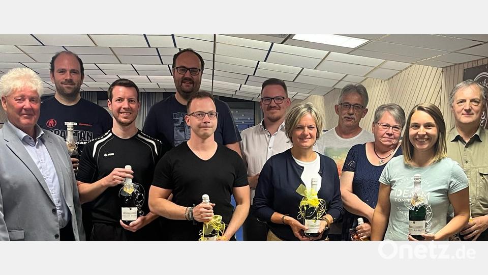 Das in die Verbandsoberliga aufgestiegene Mix-Team. Von links Vorsitzender Peter Preisinger, Andreas Berling, Michael Bindl, Sebastian Lindner, Daniel Bindl, Andreas Koch, Bettina Lux, Klaus Schnurrer, Claudia Roßkopf, Melanie Dellner und Oskar Roßkopf. Bild: SKC Bavaria Fortuna Waldsassen/exb