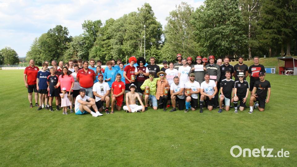 Fair, fröhlich und vielfältig gestalteten die zwölf fünfköpfigen Teams das Trabitzer Gaudi-Elfmeterschießen zur besonderen Freude von Spielvereinigungs-Vorsitzendem Martin Pepiuk (links). Bild: bjp