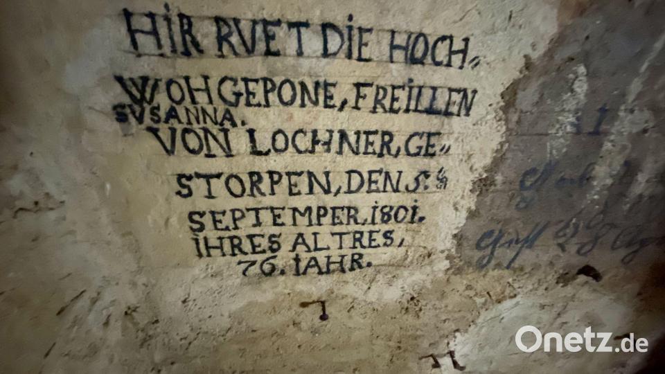 Fein säuberlich wurde 1801 diese Schrift auf den Putz einer Grabnische gemalt. Bild: gri