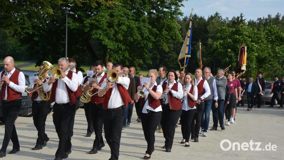Mit einem Kirchenzug, angeführt von der Münchenreuther Bauernkapelle, begannen die Feierlichkeiten zum 50. Jubiläum der Kapplfreunde am Samstagabend. Bild: jr