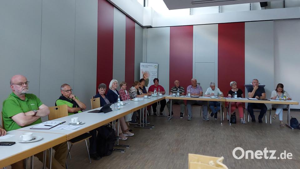 Die anwesenden Seniorenbeauftragten und Quartiersmanager hörten interessiert den Referenten zu. Bild: Tobias Gabel/Seniorenfachstelle/exb