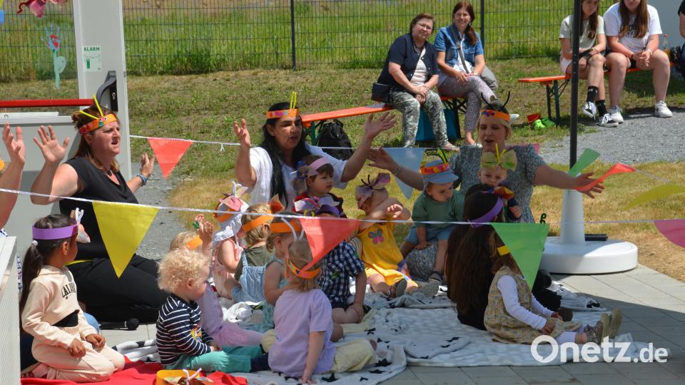 Viele kleine Schmetterlinge tummelten sich in der BRK-Kindertagesstätte beim ersten Sommerfest. Bild: dob