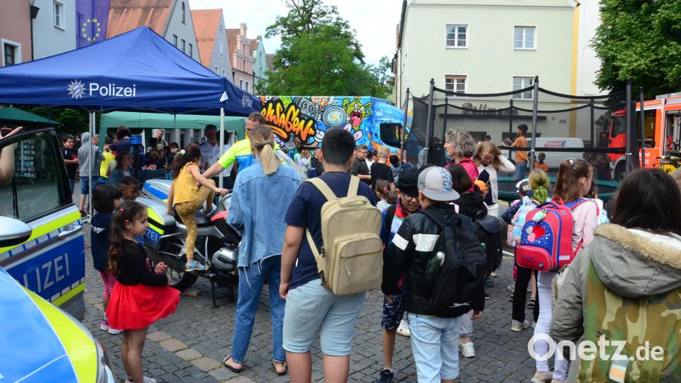 Fahrzeuge von Polizei und Feuerwehr dürfen beim Aktionstag hautnah unter die Lupe genommen werden. Bild: Kunz