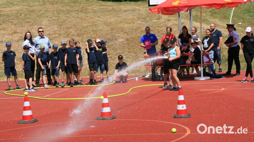 Mit zu den lustigen Aufgaben beim Wettbewerb &quot;Kinderflamme&quot; gehörte ein vorgegebenes Ziel, wie hier den kleinen Ball auf der Pylone, mit dem Wasserstrahl zu treffen. Bild: bey