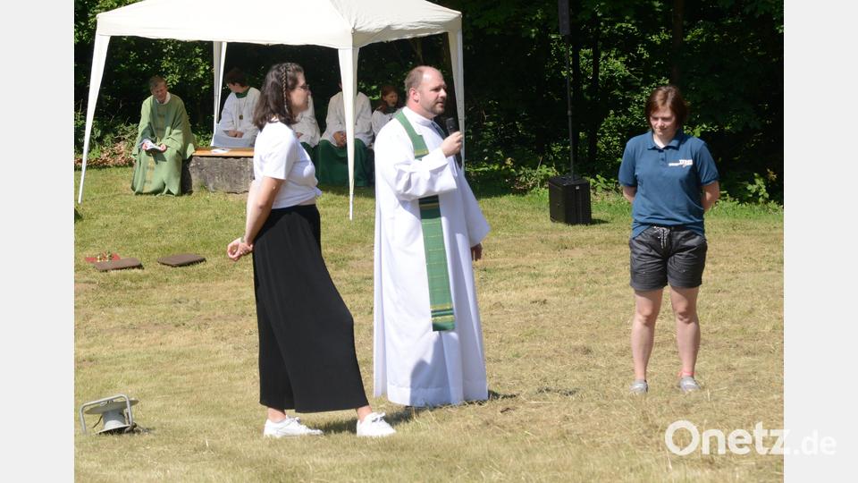 Gerhard Pöpperl gestaltet seine Ansprache beim Jugendtag mit Jugendgottesdienst als Interviewpredigt mit Sarah (links) und Theresa (rechts)- Bild: bey