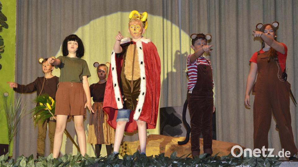 Mogli (Alexandra Markowski), King Louie (Jonas Ranczuch) und die Affen streifen durch den Dschungel. Bild: zch