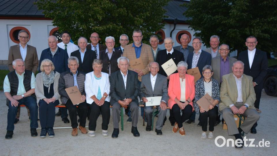 Sie sind Frauen und Männer der ersten Stunde. Unser Bild zeigt die Gründungsmitglieder und die Mitglieder, die vor 50 Jahren dem Kappl-Förderverein als Mitglied beitraten. Bild: jr