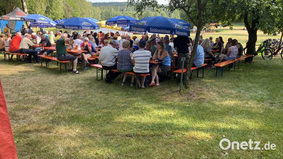 Fast alle Tische und Bänke waren beim Sommerfest am Bursweiher besetzt Bild: Josef Glas