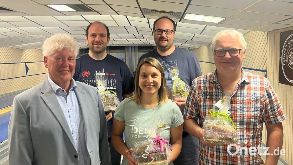 Die Vereinsmeister 2022 (von links) mit Vorsitzendem Peter Preisinger, Andreas Berling, Melanie Dellner, Sebastian Lindner und Klaus Kastl. Bild: SKC Bavaria Fortuna Waldsassen/exb