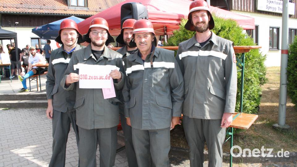 Für eines der Endspiele reichte es nicht, aber mit ihrer Feuerwehrkluft war den Kickern von "310,zessau.de" und dem im kommenden Jahr anstehenden Jubiläumsfest die Aufmerksamkeit der Gaudielfmeter-Gäste sicher. Bild: bjp