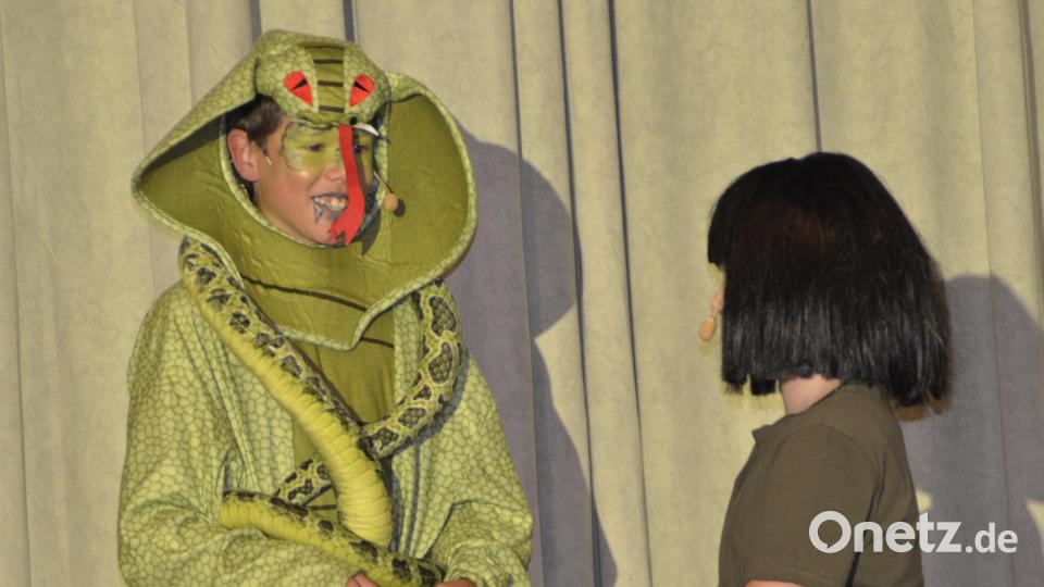Kaa (Michael Freundl) will Mogli hypnotisieren Bild: zch