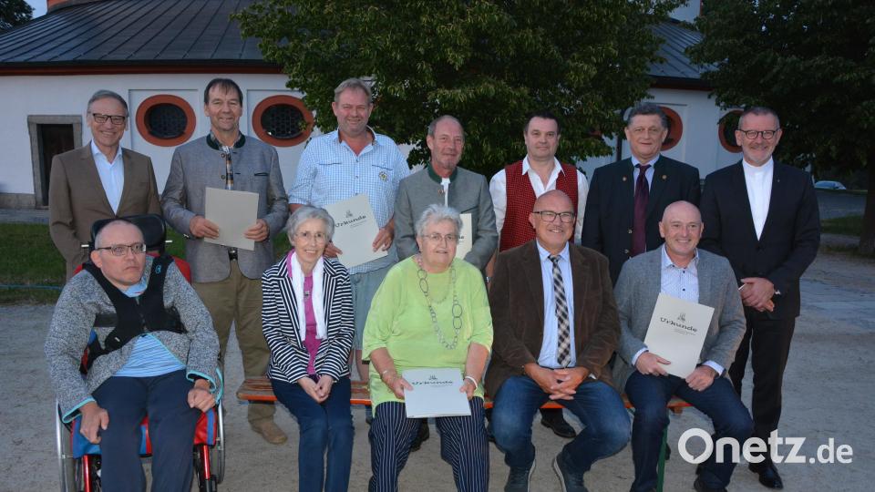 Seit 25 Jahren sind diese Personen Mitglied im Kappl-Förderverein. Am Samstagabend erhielten sie zum Dank eine Urkunde überreicht. Bild: jr