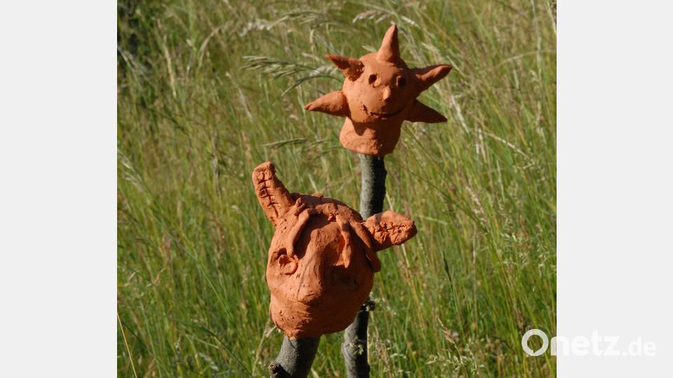 Gute Naturgeister sind im Gras zu sehen. Dieses Kunstwerk stammt auch vom Sieger, der Dreifaltigkeitsgrundschule Amberg. Bild: pop