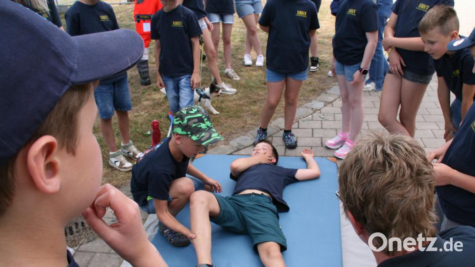 Einen Verletzten in die stabile Seitenlage zu bringen - diese Aufgabe mussten die Kinder bei Wettbewerb &quot;Kinderflamme&quot; zeigen. Bild: bey
