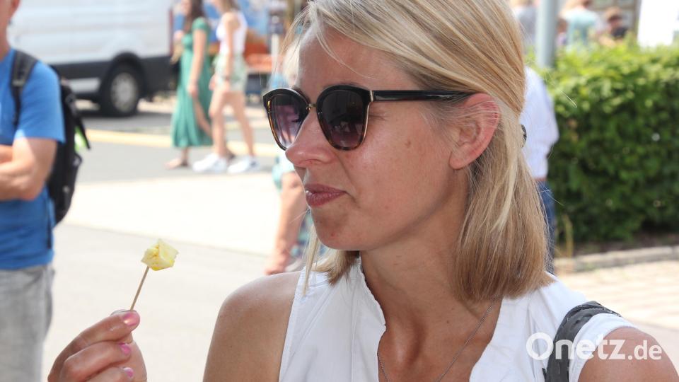 Franziska Hauler aus Ensdorf probiert den Stiftlandkäse: &quot;So etwas müsste es bei uns auch geben.&quot; Bild: kro