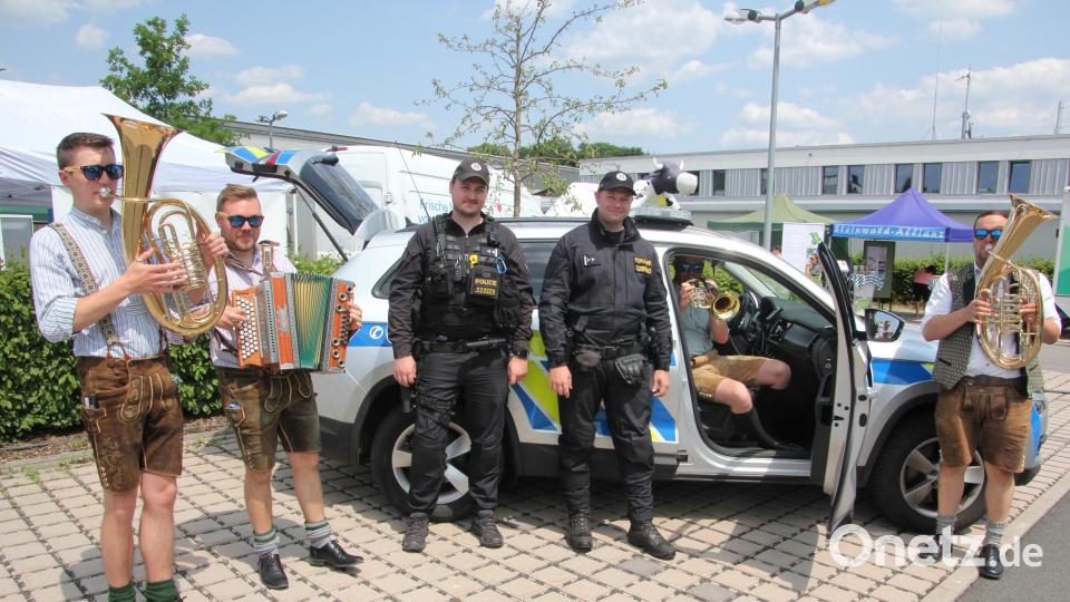 Die &quot;Hulzstoussboum&quot; spielen nicht nur im Zelt. Hier schauen sie bei den tschechischen Polizisten aus Plana vorbei. Bild: kro
