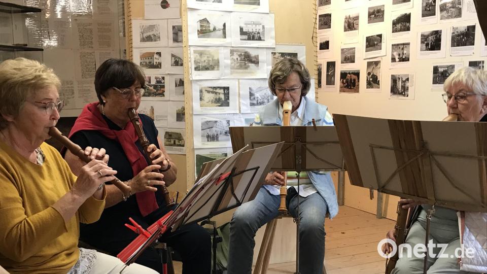 Evy Schöller, Ulla Pickelmann, Sibylle Gnahn und Helma Koch (von links) begleiten die Dialektlesung musikalisch. Bild: mma