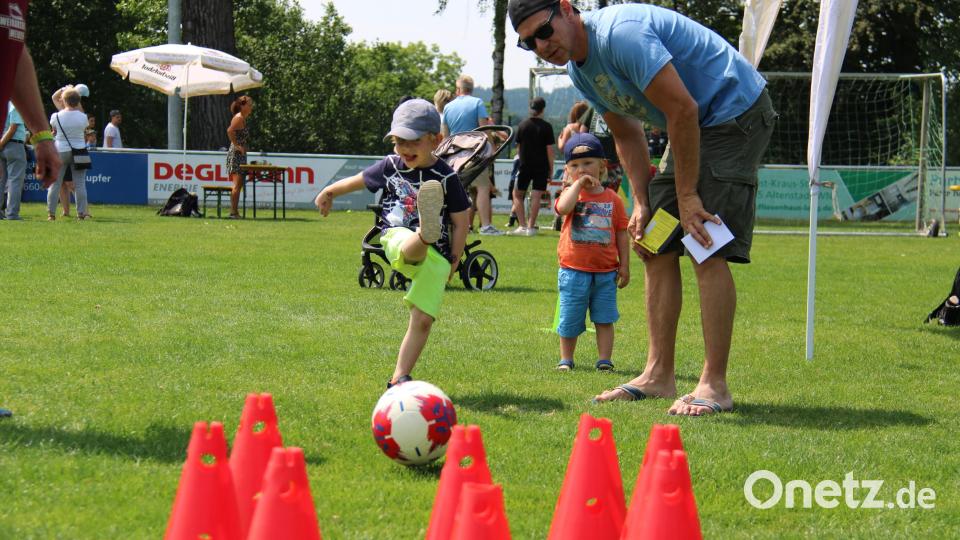 Und ran an den Fußball. Jede Menge Action und Spießspaß wurde den jungen Kickern beim Fußballaktionstag auf dem Sportgelände der DJK Neustadt geboten. Bild: prh