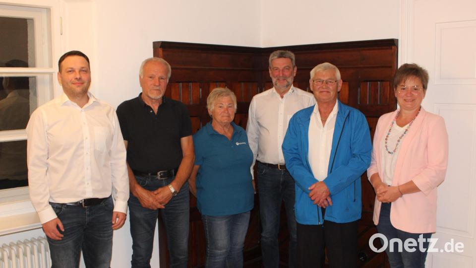 Bei der Jahreshauptversammlung wurden Mitglieder für ihre besonderen Verdienste ausgezeichnet. Im Bild Gerhard Baier (Ehrenvorstand), Josef Lingl (Ehrenmitglied), Hildegard Lingl (Ehrenmitglied), Hans Hutzler (Ehrenvorstand und Ehrenmitglied) und Erwin Röhrich (Ehrenmitglied) zusammen mit Bürgermeisterin Sonja Meier (von links). Bild: Niebauer/exb