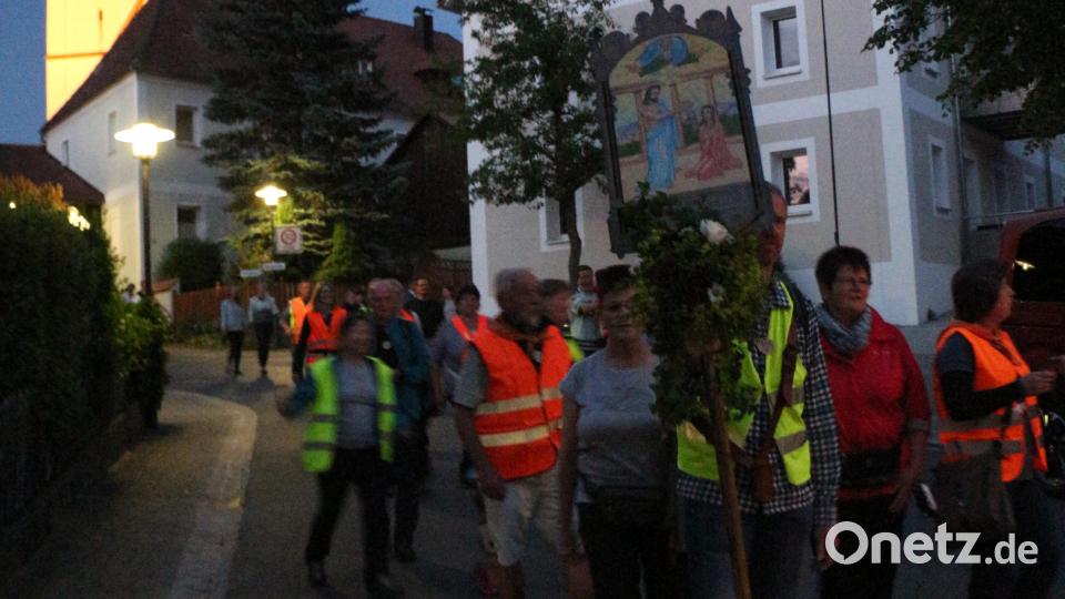 Mit flottem Schritt verließ die Pilgergruppe den Ort. Bild: rpp