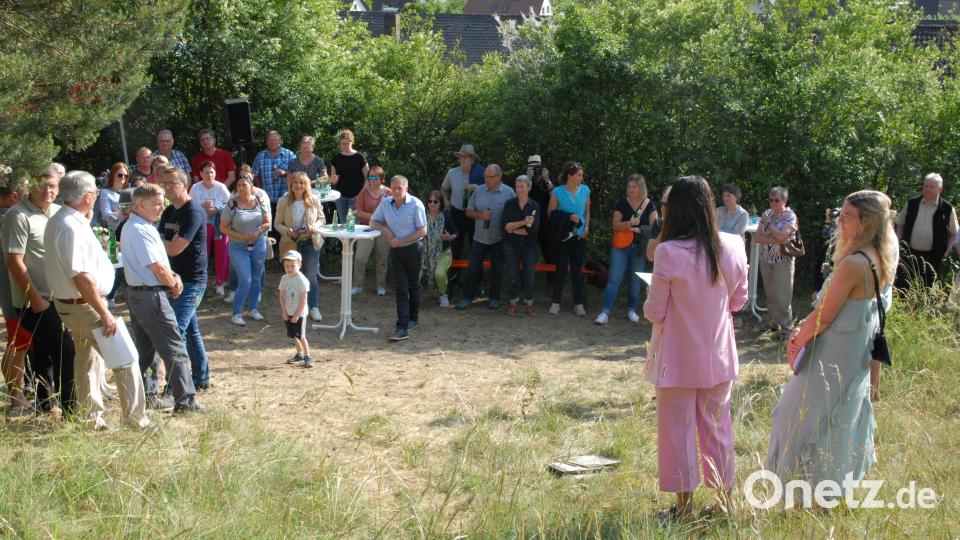 An der Vernissage nahmen zahlreiche Kinder und Erwachsene teil. Bild: pop