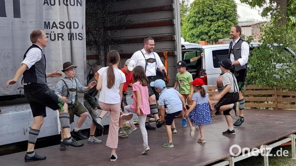 Einen ersten Plattelauftritt legten die Kinder gleich nach dem einstündigen Workshop hin, zur Begeisterung der Besucher. Bild: myd