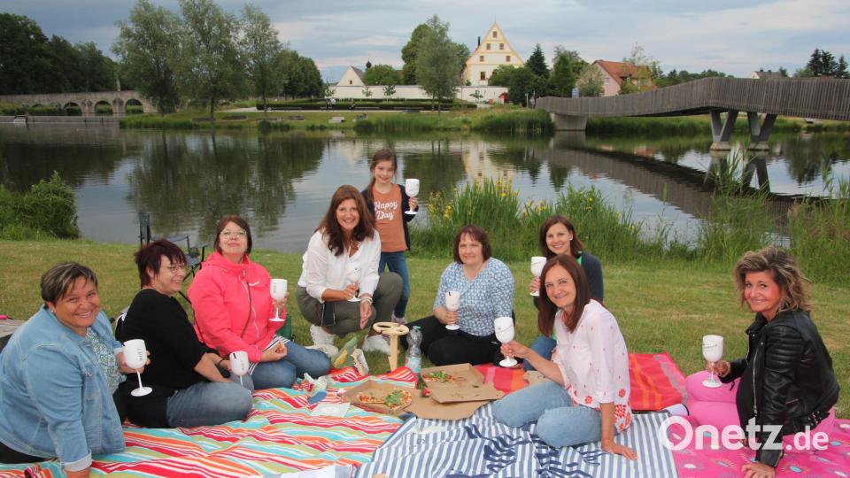Einige Konzertbesucher, wie diese Gäste aus Falkenberg, machten es sich im Fischhofpark gemütlich und lauschten bei einem Picknick der Musik von Barbari Bavarii. Bild: kro