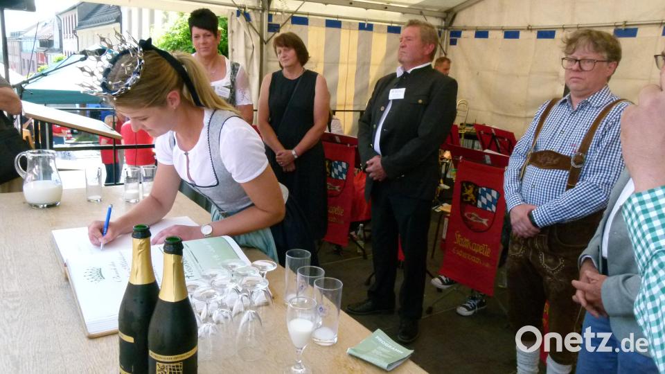 Bayerische Milchkönigin Vroni Gschoßmann, Kreisbäuerin Gabi Birkner, Bezirksbäuerin Rita Götz, BBV-Kreisobmann Josef Fütterer und Stadtverbandsvorsitzender Michael König (von links) trugen sich ins Goldene Buch der Stadt ein. Bild: rn