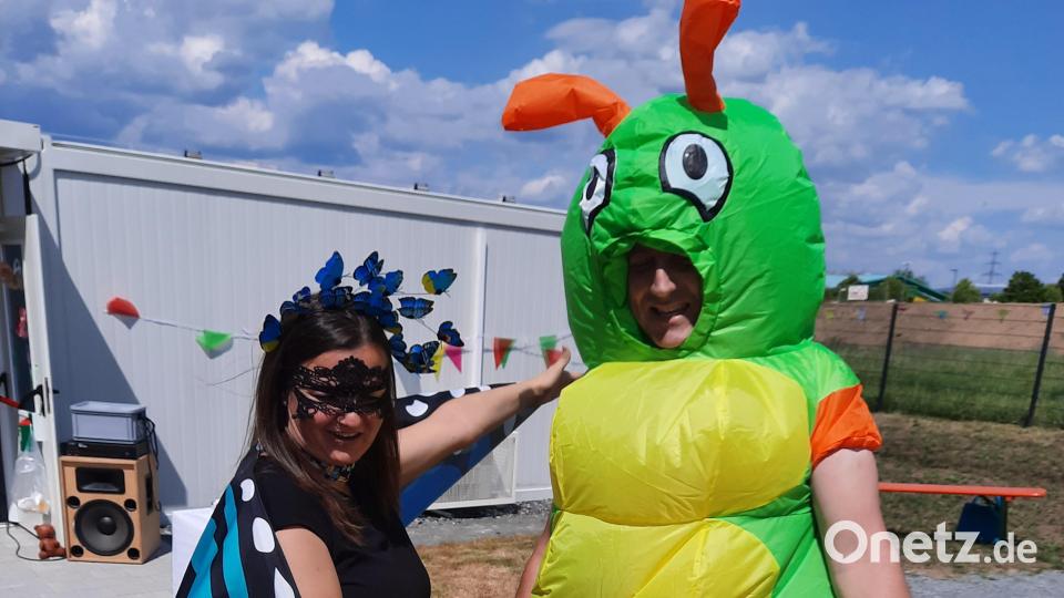 Zur Überraschung des Nachmittags statteten eine Raupe und ein Schmetterling den Kindern einen Besuch ab. Bild: dob