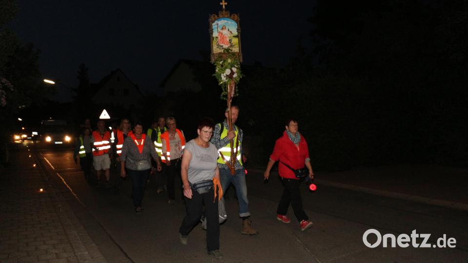 Mit flottem Schritt verließ die Pilgergruppe den Ort. Bild: rpp