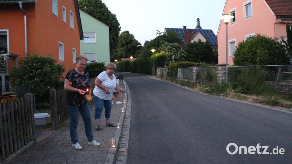 Die Anwohner des Pilgerweges zeigten ihre Verbundenheit mit dem Entzünden von Kerzengläsern. Bild: rpp
