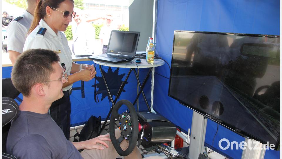 Der neue KJR-Vorsitzende Max Siller am Polizeisimulator. Bild: kro