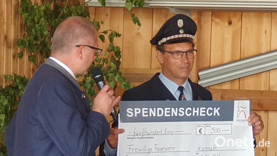 Eine &quot;Jubiäumsgeld&quot; von 500 Euro nahm Vorsitzender Peter Hautmann (rechts) von Bürgermeister Roman Schäffler entgegen. Bild: mde