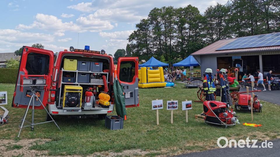 Gut besucht wurde die Feuerwehr Kötzersdorf anlässlich ihres eintägigen Festprogramms zum 125jährigen Gründungsjubiläum bei der Festhalle des Landgasthauses Busch im Kötzersdorfer Ortskern. Im Bild (links) das Einsatzfahrzeug (MTW) der FF Kötzersdorf sowie ein Teil der Technikausstellung. Bild: mde
