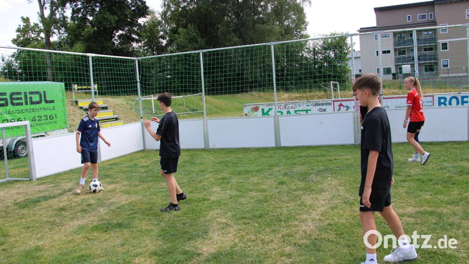 Jede Menge Action und Spießspaß wurde den jungen Kickern beim Fußballaktionstag auf dem Sportgelände der DJK Neustadt geboten. Bild: prh