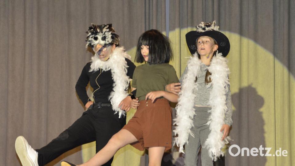 Die Geier Dizzy (Mia Bartos) und Ziggy (Sarah Hanko) mit Mogli. Bild: zch
